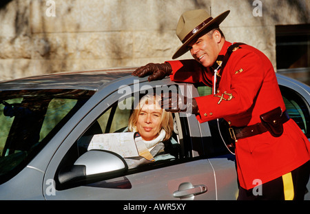 Royal Canadian polizia montata (GRC) ufficiale dando indicazioni turistiche, Regina, Saskatchewan, Canada Foto Stock