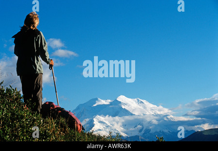 Escursioni a piedi attraverso il Parco Nazionale di Denali, Mt. McKinley in background, Alaska, STATI UNITI D'AMERICA Foto Stock