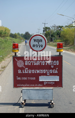 Cartello stradale vicino phetchabun, Thailandia, consigliando gli utenti della strada di un checkpoint di polizia Foto Stock