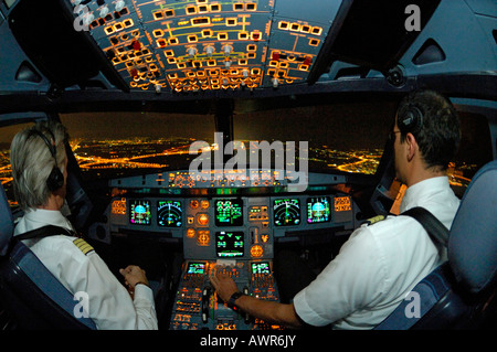 I piloti in un cockpit di un Airbus 321 durante la fase di avvicinamento Foto Stock