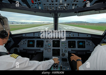 I piloti in un cockpit di un Airbus 321, decollo Foto Stock