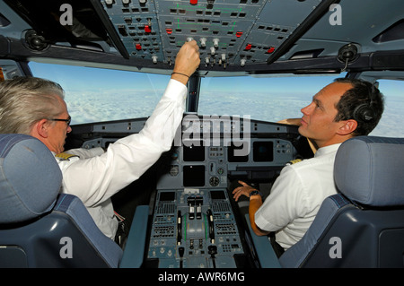 I piloti in un cockpit di un Airbus 321, in volo Foto Stock