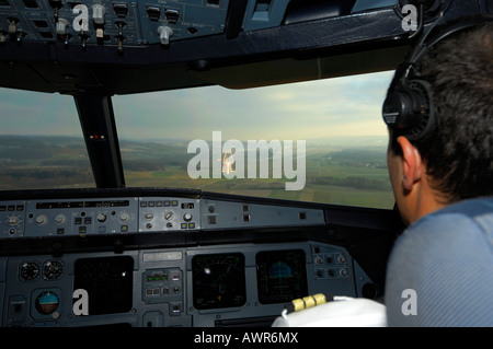 I piloti in un cockpit di un Airbus 321, approccio Foto Stock