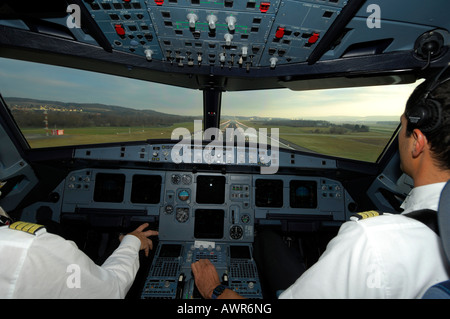 I piloti in un cockpit di un Airbus 321, approccio Foto Stock