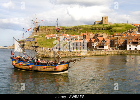 La barca turistica da diporto Bark Endeavour Whitby che entra nel porto di Whitby, North Yorkshire Regno Unito Foto Stock