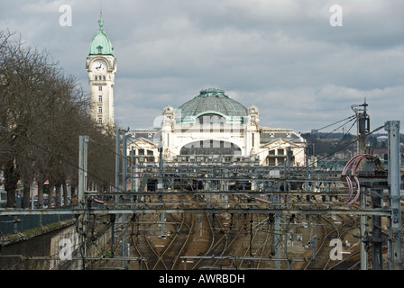 Stock photo la stazione ferroviaria a Limoges FRANCIA La foto viene scattata con una vista verso il basso le linee ferroviarie che conduce alla stazione Foto Stock