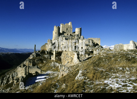 Le rovine del castello di Rocca Calascio nel Parco Nazionale del Gran Sasso - Monti della Laga in Italia Foto Stock