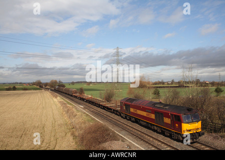 EWS DB Deutsche Bahn metalli treno merci vicino a Tamworth, Staffordshire trainati dalla classe Brush 60 60021 Foto Stock