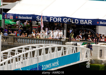 Una folla di gente che i marinai in utilizzando la vela per oro bar sulla sfilata durante a Cowes Week International regata a vela Foto Stock