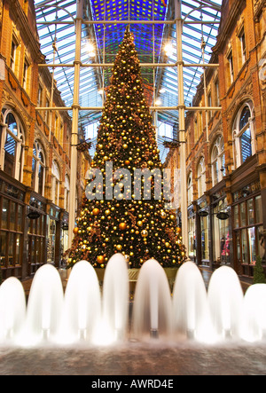 Victoria Quarter Shopping Arcade a Natale Leeds Yorkshire Regno Unito Foto Stock