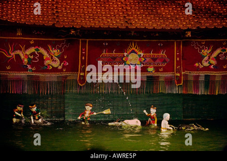 Bufalo d'acqua e un villaggio scena dentro il Thang Long acqua Puppet Theatre HANOI VIETNAM Foto Stock