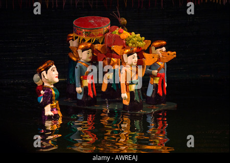 Il trasporto di merci in una scena dentro il Thang Long acqua Puppet Theatre HANOI VIETNAM Foto Stock