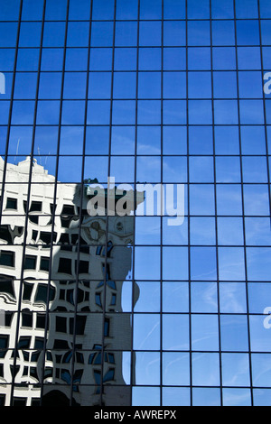 Un moderno edificio in vetro nella città di Toledo Ohio OH immagini ad angolo basso immagini ad altissima risoluzione primo piano negli Stati Uniti formato verticale ad alta risoluzione Foto Stock