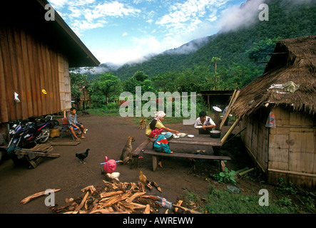 Popolo Akha, donna cooking per colazione, famiglia di mangiare la prima colazione, minoranza etnica, della tribù della collina, Chiang Mai Provincia, Thailandia, Sud-est asiatico, in Asia Foto Stock