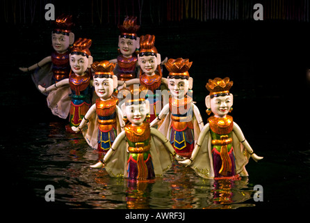 Danze delle donne durante la performance al Thang Long acqua Puppet Theatre HANOI VIETNAM Foto Stock