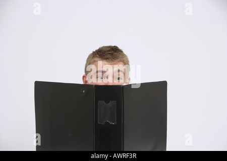 Un adolescente studente Età over whelmed con lavoro a casa Foto Stock