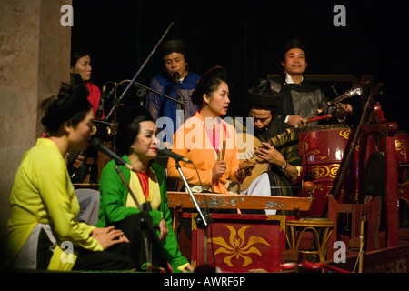 I membri della band dal vivo che eseguire accanto al Thang Long acqua Puppet Theatre HANOI VIETNAM Foto Stock