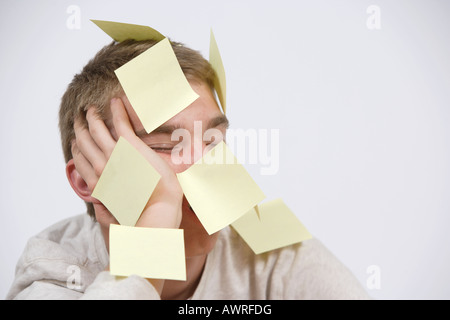 Un adolescente studente età si è addormentato in classe e i suoi compagni di classe bloccato sticky notes senza di lui come uno scherzo Foto Stock