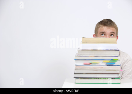 Un adolescente studente Età over whelmed con lavoro a casa Foto Stock