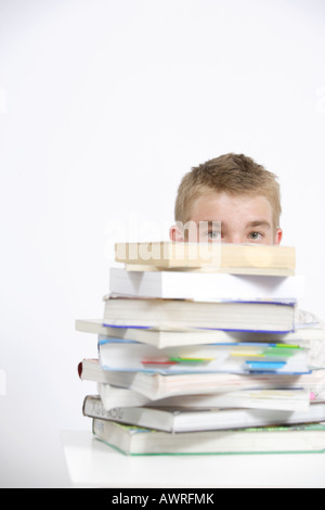 Un adolescente studente Età over whelmed con lavoro a casa Foto Stock