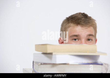 Un adolescente studente Età over whelmed con lavoro a casa Foto Stock