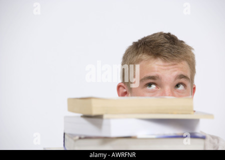 Un adolescente studente Età over whelmed con lavoro a casa Foto Stock