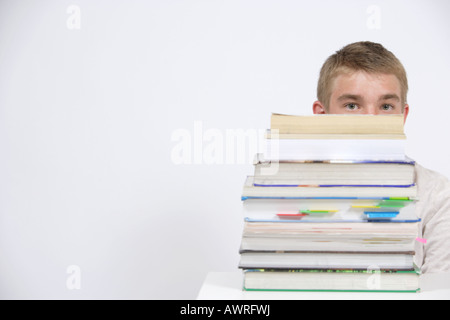 Un adolescente studente Età over whelmed con lavoro a casa Foto Stock