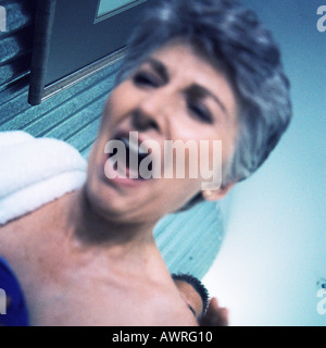 Donna matura gridando, uomo in background Foto Stock