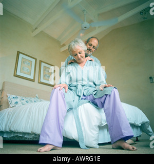 Uomo maturo donna massaggiante a basso angolo di visione Foto Stock