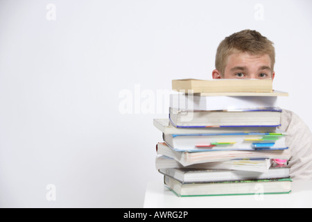 Un adolescente studente Età over whelmed con lavoro a casa Foto Stock