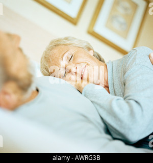 Donna matura appoggiata sull'uomo Foto Stock