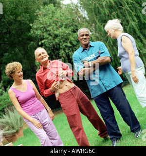 Quattro persone mature in piedi all'aperto Foto Stock