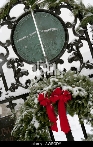 Una ghirlanda di Natale sulle porte del Boston Public Garden Foto Stock