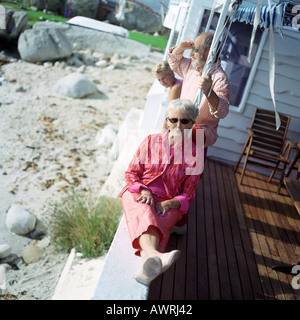 Tre persone mature di relax presso il beach house Foto Stock