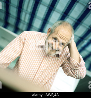 Uomo maturo, mano dietro la testa, ritratto Foto Stock