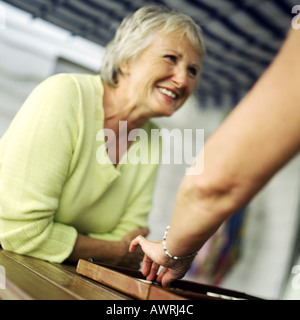 Donna matura seduta, giocare a backgammon, ritratto Foto Stock