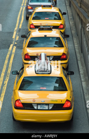 Taxi allineate su Park Avenue in New York City Foto Stock