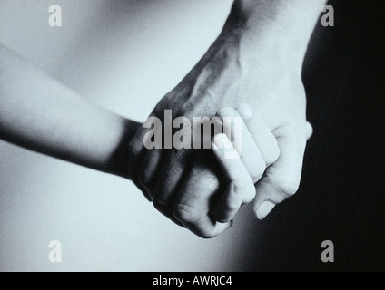 Uomo e bambino Holding Hands, close-up, vista ritagliata Foto Stock