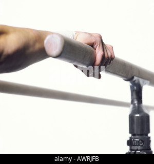 La ginnasta mano che afferra la barra parallela, close-up Foto Stock
