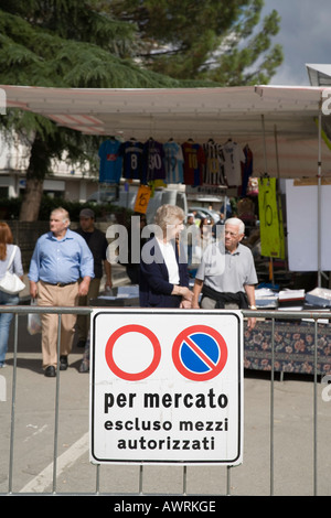 Barriera di traffico e nessun segno di entrata chiusa per giorno di mercato Camucia Italia Foto Stock