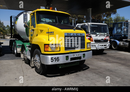 Un Mack betoniera carrello tira fuori una baia di carburazione dopo essere stato riempito con gasolio. Foto Stock