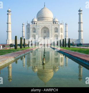 Il Taj Mahal si riflette nella fontana in Agra India Foto Stock