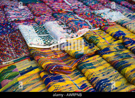 Una selezione di mano tessuti essendo venduto per strada in Antigua Guatemala MAYA TESSILI Foto Stock