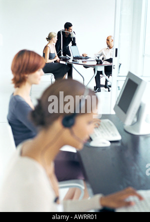La gente di affari in ufficio, primo piano sfocato Foto Stock