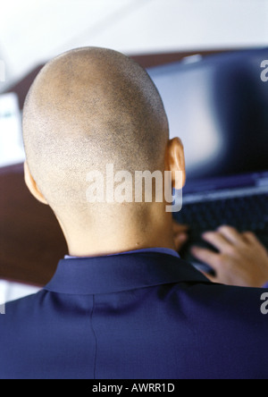 Uomo al lavoro su computer, vista posteriore, close-up Foto Stock