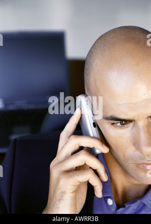 Imprenditore tramite telefono cellulare, vista parziale del volto, ritratto, close-up Foto Stock