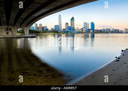 Il Narrows Bridge spanning il fiume Swan con Perth la grattacieli riflessi nell'acqua al tramonto. Foto Stock