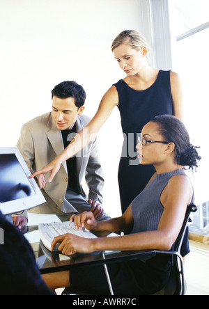 La gente di affari guardando lo schermo del computer Foto Stock