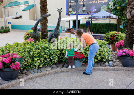 Madre e figlia guardando Giraffe statue Foto Stock