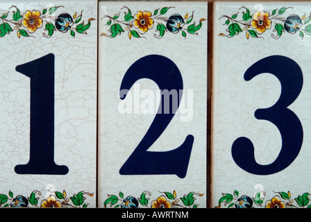 Numero 1 2 3 uno due tre segni di ceramica per i numeri civici Foto Stock